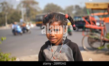 Delhi, Inde - 28 novembre 2018 : portraits d'un enfant pauvre d'une fille travaillant et mendiant dans les rues de Delhi. Banque D'Images