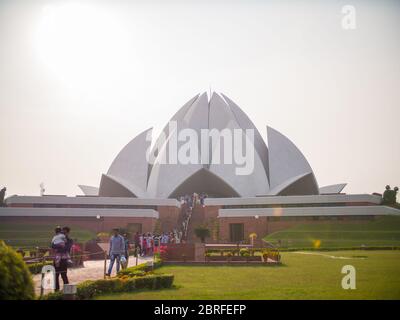 New Delhi, Inde - 28 novembre 2018 : personnes visitant le temple de Lotus. Banque D'Images