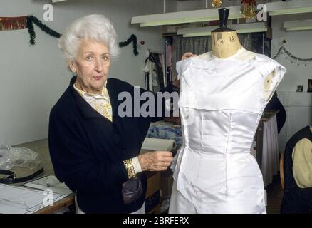 Couturier royal de la Reine Elizabeth II, sir Hardy amies. Madame Raymonde au travail dans la salle d'exposition amies - atelier à Savile Row, Mayfair, L. Banque D'Images