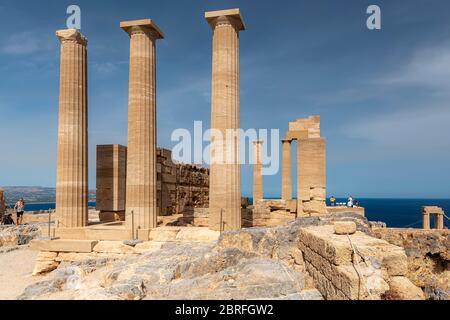 LINDOS, GRÈCE - 10 OCTOBRE 2018 : les ruines des psithyros de stoa à l'acropole de Lindos sur l'île grecque de Rhodes. Banque D'Images