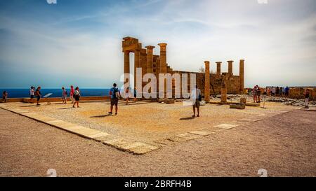 LINDOS, GRÈCE - 10 OCTOBRE 2018 : les ruines des psithyros de stoa à l'acropole de Lindos sur l'île grecque de Rhodes. Banque D'Images