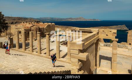 LINDOS, GRÈCE - 10 OCTOBRE 2018 : les ruines des psithyros de stoa à l'acropole de Lindos sur l'île grecque de Rhodes. Banque D'Images
