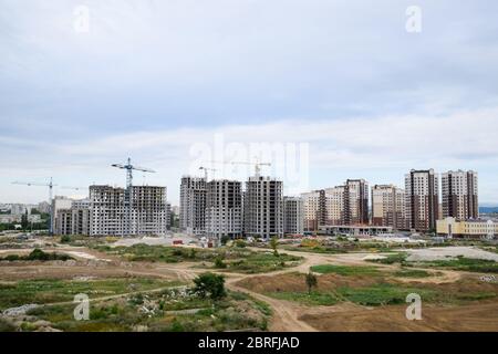 La construction de bâtiments résidentiels à plusieurs étages. Grues à tour sur un chantier. Banque D'Images