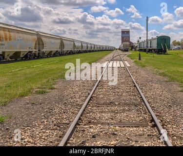 Big Valley (Alberta) Canada – le 19 mai 2020 : vue extérieure de l’élévateur à grain « Alberta Wheat Pool » et des voies ferrées environnantes Banque D'Images