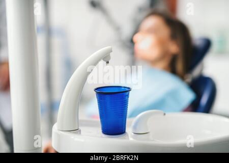 Gros plan de la tasse en plastique en chirurgie dentaire, concept de vérification annuelle. Banque D'Images