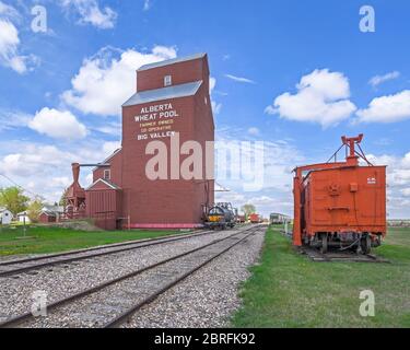 Big Valley (Alberta) Canada – le 19 mai 2020 : vue extérieure de l’élévateur à grain « Alberta Wheat Pool » et des voies ferrées environnantes Banque D'Images