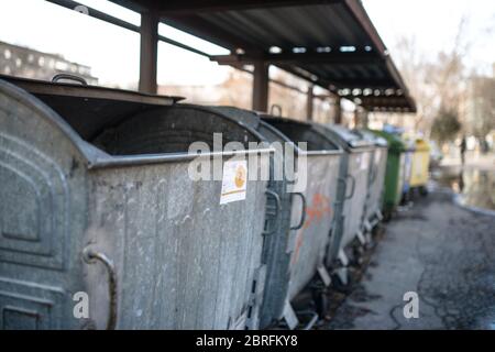 Poubelles en rangée dans la rue urbaine. Banque D'Images