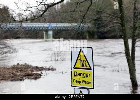 Les Tees de rivière en conditions d'inondation avec un danger en eau profonde et le pont Deepdale Aqueduct derrière, Château de Barnard, comté de Durham, Royaume-Uni Banque D'Images