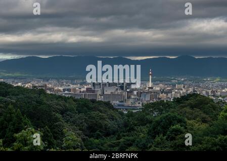 Kyoto, Japon - vue depuis le temple de Kiyomizu, avec la tour de Kyoto Banque D'Images