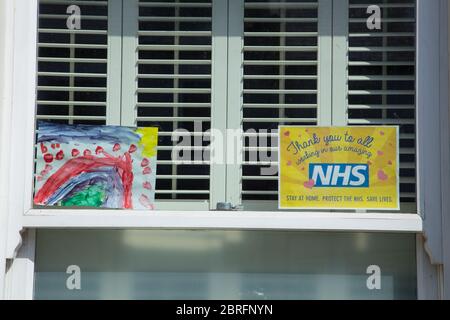 Peinture de l'arc-en-ciel par des enfants exposés à la fenêtre de la maison pour remercier le personnel de santé du NHS et les principaux travailleurs pendant la pandémie du coronavirus Covid-19 Banque D'Images