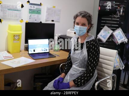 Katy Peters, fondateur et directeur de la clinique de vaccination de Londres, à Notting Hill, Londres, alors que le Royaume-Uni continue de se maintenir en isolement pour aider à freiner la propagation du coronavirus. Banque D'Images