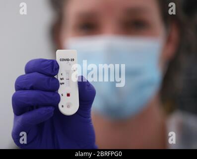 Katy Peters, de la clinique de vaccination de Londres, tenant le résultat positif d'un client pour un test rapide de détection du COVID-19, à Notting Hill, Londres, alors que le Royaume-Uni continue à se verrouiller pour aider à freiner la propagation du coronavirus. Banque D'Images