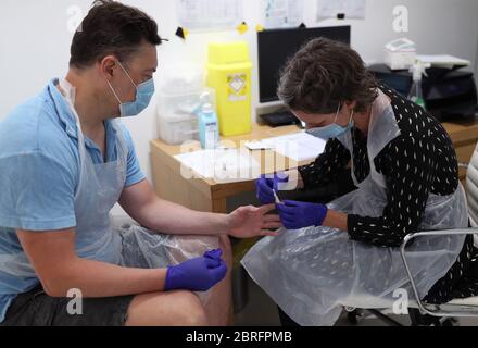 Katy Peters, de la clinique de vaccination de Londres, effectue un test de détection rapide du doigt par anticorps Nadal de production allemande pour la détection du COVID-19 sur le client David Barton, un avocat des marchés de capitaux âgé de 49 ans, à Notting Hill, Londres, alors que le Royaume-Uni continue son confinement pour aider à freiner la propagation du coronavirus. Banque D'Images