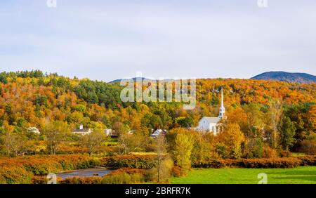 Vue panoramique sur les couleurs de l'automne et la célèbre église de la communauté de Stowe blanche à Stowe, Vermont, Nouvelle-Angleterre, États-Unis Banque D'Images