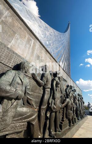 Monument aux conquérants de l'espace à Moscou, Russie. Ce célèbre monument a été érigé en 1964 pour célébrer les réalisations du peuple soviétique dans la région de Spac Banque D'Images