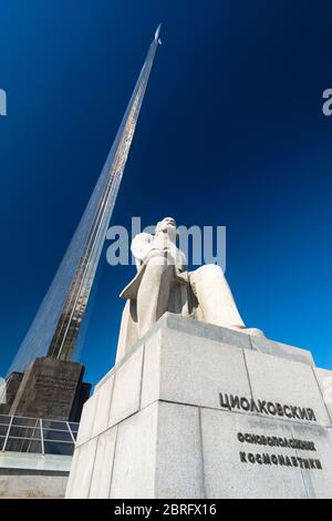 Monument aux conquérants de l'espace et statue de Konstantin Tsiolkovsky, précurseur de l'astronautique, à Moscou Banque D'Images