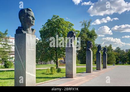 Monuments à Yuri Gagarin (premier plan) et autres astronautes russes sur les cosmonautes Alley à Moscou Banque D'Images
