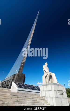 Monument aux conquérants de l'espace et statue de Konstantin Tsiolkovsky, précurseur de l'astronautique, à Moscou Banque D'Images