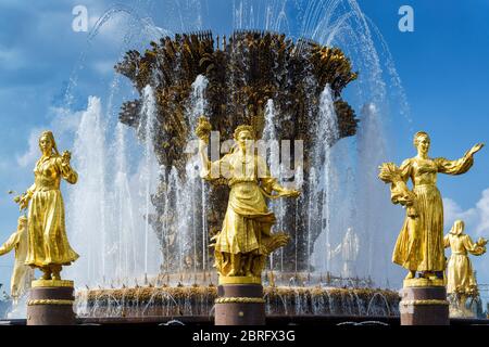 La Fontaine de l'amitié des peuples du Centre d'exposition de toute la Russie (VDNKh) à Moscou, en Russie. Il a été construit dans les années 50. 16 sculptures dorées représentent le représentant Banque D'Images