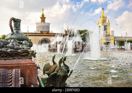 La Fontaine de fleur de pierre en exposition des réalisations de l'économie nationale (VDNKh). Cette fontaine a été construite en 1954. Banque D'Images