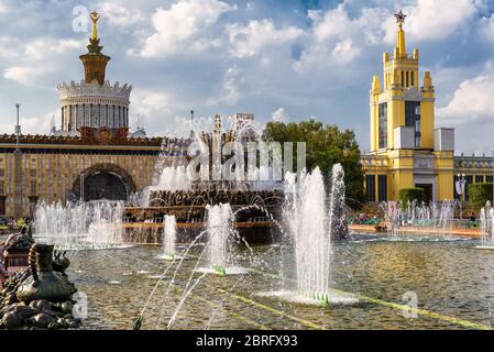 La Fontaine de fleur de pierre en exposition des réalisations de l'économie nationale (VDNKh) à Moscou, Russie. Cette fontaine a été construite en 1954. Banque D'Images