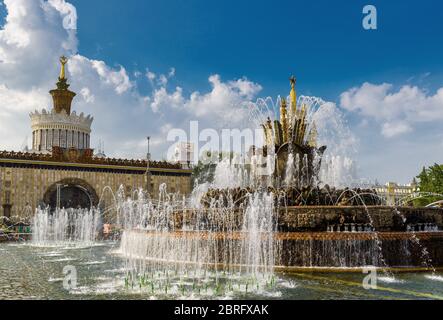 La Fontaine de fleur de pierre du Centre d'exposition de toute la Russie (VDNKh). Cette fontaine a été construite en 1954. Banque D'Images