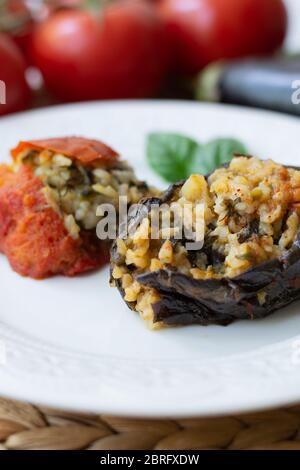 Le dolma traditionnel d'aubergine azerbaïdjanaise a également appelé trois sœurs faites vegan : une aubergine et une tomate farcie de riz épicé et de basilic Banque D'Images
