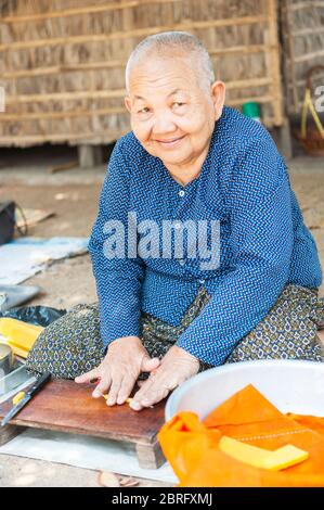 Une femme qui fait des bougies pour des offrandes dans les temples. Centre bouddhiste Vipassana Dhura, Udong, province de Kampong Speu, Cambodge, Asie du Sud-est Banque D'Images