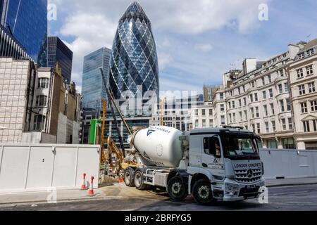 Camion mélangeur à béton quittant le site de construction dans le centre de Londres, au Royaume-Uni Banque D'Images