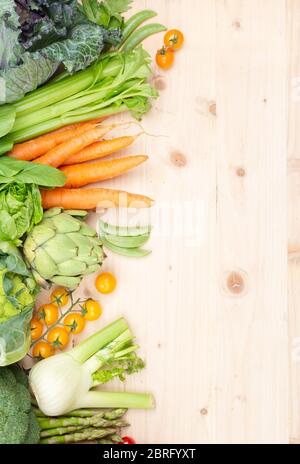 Vue de dessus des légumes sur une table en bois, carottes céleri tomates chou brocoli, espace de copie, foyer sélectif Banque D'Images