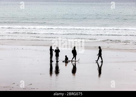 Garrettstown, Cork, Irlande. 21 mai 2020. Un groupe profitant de la levée de certaines restrictions Covid-19 pour visiter la plage de Garrettstown, Co. Cork, Irlande. - crédit; David Creedon / Alamy Live News Banque D'Images