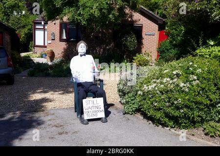 Sandleheath, Royaume-Uni. - 20 mai 2020 : un escrow de waiiter à l'extérieur d'une maison. Le village de Sandleheath, dans le Hampshire, organise une compétition annuelle de frayeurs. De nombreuses entrées cette année adoptent un thème de coronavirus. Banque D'Images