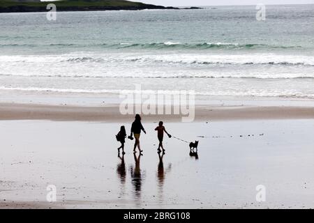 Garrettstown, Cork, Irlande. 21 mai 2020. Un groupe profitant de la levée de certaines restrictions Covid-19 pour visiter la plage de Garrettstown, Co. Cork, Irlande. - crédit; David Creedon / Alamy Live News Banque D'Images