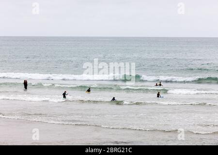 Garrettstown, Cork, Irlande. 21 mai 2020. Un groupe profitant de la levée de certaines restrictions Covid-19 pour visiter la plage de Garrettstown, Co. Cork, Irlande. - crédit; David Creedon / Alamy Live News Banque D'Images