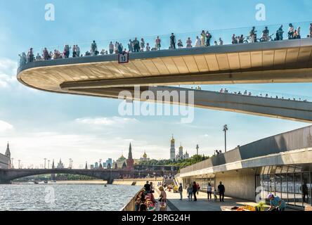 Moscou - 16 juin 2018 : pont flottant dans le parc Zaryadye près du Kremlin de Moscou, Russie. Zaryadye est l'une des principales attractions touristiques de Moscou. Amazi Banque D'Images