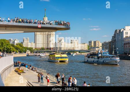 Moscou - 16 juin 2018 : des navires de tourisme naviguent sur la rivière Moskva, passant par le pont flottant du parc Zaryadye, Russie. Zaryadye est l'un des principaux monuments de Banque D'Images