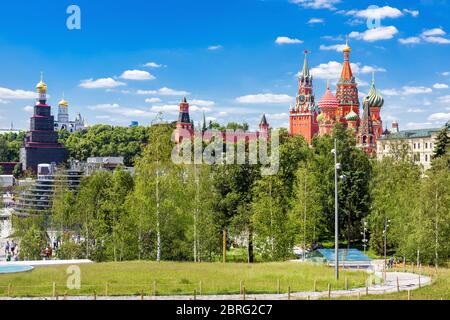 Parc Zaryadye surplombant le Kremlin de Moscou et la cathédrale Saint-Basile, Russie. Zaryadye est l'une des principales attractions touristiques de Moscou. Panorama Banque D'Images