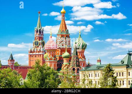 Cathédrale Saint-Basile et Kremlin de Moscou, Russie. Cet endroit est la principale attraction touristique de Moscou. Vue panoramique sur le Kremlin de Moscou en somme Banque D'Images