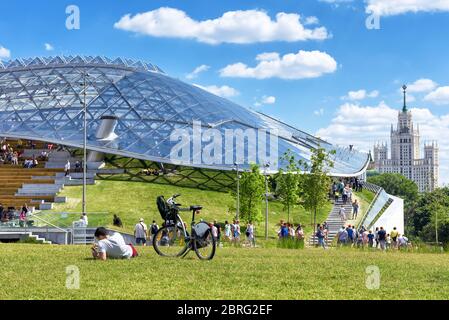 Moscou - 17 juin 2018 : les gens se détendent près de l'amphithéâtre avec dôme en verre dans le parc Zaryadye à Moscou, Russie. Centre pittoresque de Moscou par beau temps d'été. Banque D'Images