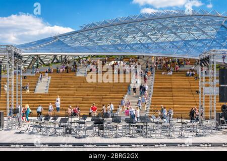 Moscou - 17 juin 2018 : nouvel amphithéâtre avec toit en verre dans le parc Zaryadye à Moscou, Russie. Zaryadye est l'un des principaux monuments de Moscou. Moderne Banque D'Images