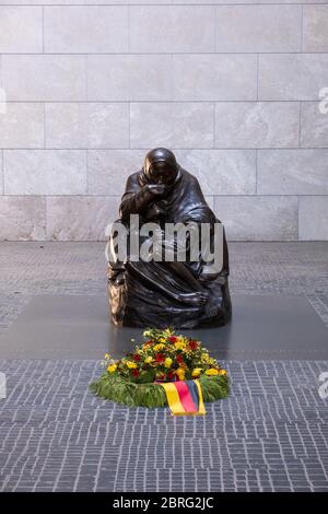 Couronne déposée à la sculpture mère avec son fils mort au Mémorial central de la République fédérale d'Allemagne pour les victimes de la guerre Banque D'Images