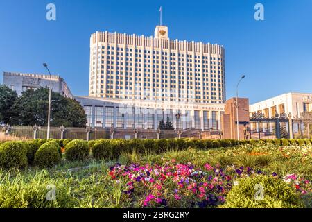 Maison du Gouvernement de la Fédération de Russie (elle est écrite sur la façade), Moscou. Belle vue sur le site de Moscou en été. Panorama pittoresque de White Banque D'Images
