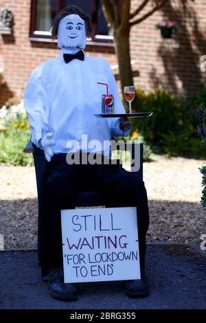 Sandleheath, Royaume-Uni. - 20 mai 2020 : un escrow de waiiter à l'extérieur d'une maison. Le village de Sandleheath, dans le Hampshire, est le détenteur d'une compétition annuelle de charité pour les frayeurs. De nombreuses entrées cette année adoptent un thème de coronavirus. Banque D'Images