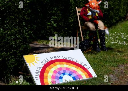 Sandleheath, Royaume-Uni. - 20 mai 2020 : un message de soutien pour les travailleurs clés devant un fantastique fracas de renard. Le village de Sandleheath, dans le Hampshire, est le détenteur d'une compétition annuelle de charité pour les frayeurs. De nombreuses entrées cette année adoptent un thème de coronavirus. Banque D'Images