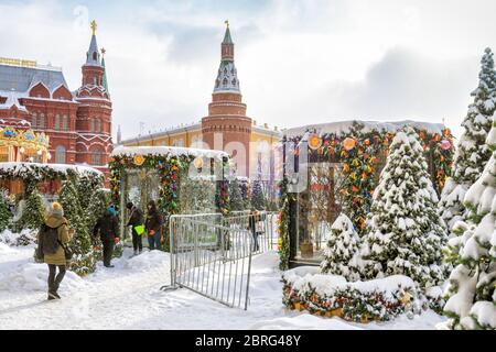 Moscou, Russie - 5 février 2018 : les gens visitent la place Manezhnaya près du Kremlin de Moscou en hiver. Centre de Moscou avec décorations de Noël pendant Banque D'Images