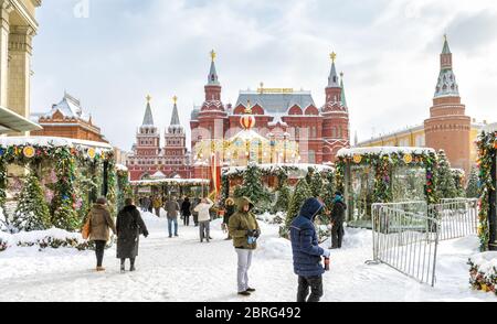 Moscou, Russie - 5 février 2018 : les gens visitent la place Manezhnaya près du Kremlin de Moscou en hiver. Centre de Moscou avec décorations de Noël pendant Banque D'Images