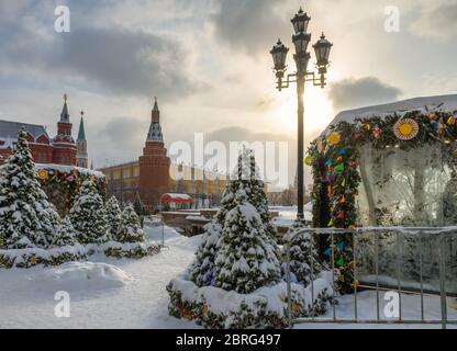 Place Manezhnaya près du Kremlin de Moscou en hiver, Russie. Vue panoramique sur le centre de Moscou avec décorations de Noël pendant la neige. Paysage de neige ancienne Banque D'Images