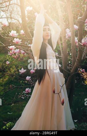 Belle femme en robe vintage avec lumière douce de printemps Banque D'Images