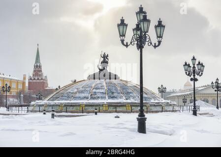 Moscou, Russie - 2 février 2018 : place Manezhnaya dans le centre de Moscou en hiver. Coupole en verre couronnée par une statue de Saint George, Saint patron de Banque D'Images