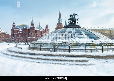 Place Manezhnaya en hiver à Moscou, Russie. Vue sur le centre de Moscou pendant la neige. Coupole de verre couronnée par une statue de Saint George, sainte patrette Banque D'Images